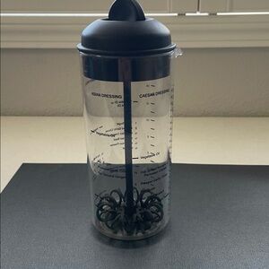 The Pampered Chef - Salad dressing mixer/ maker - 16oz - Made in the USA